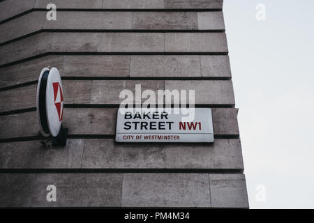 London, Regno Unito - 26 Luglio 2018: Baker Street nome sign su una parete di un edificio nella città di Westminster, London borough che occupa gran parte del centro di ar Foto Stock