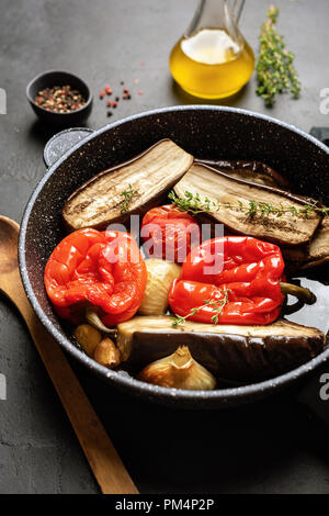 Arrosto di verdure su una padella per grigliare. Peperone rosso, melanzana, cipolla, ZUCCHINE GRIGLIATE Foto Stock