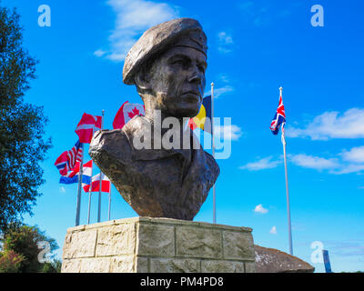 Busto in bronzo di Lt Col Terence Otway alla batteria di Merville Normandia Foto Stock