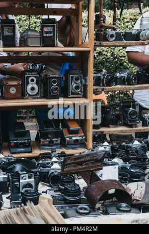 London, Regno Unito - 21 Luglio 2018: Selezione di vecchi film telecamere sulla vendita al Mercato di Portobello Road a Notting Hill, Londra. Portobello Road è il mondo del larg Foto Stock