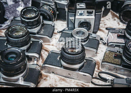London, Regno Unito - 21 Luglio 2018: Selezione di vecchi film telecamere sulla vendita al Mercato di Portobello Road a Notting Hill, Londra. Portobello Road è il mondo del larg Foto Stock