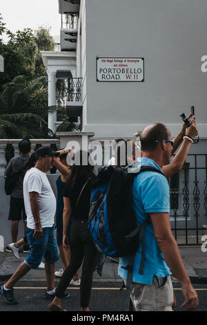 London, Regno Unito - 21 Luglio 2018: la gente che camminava sul Portobello Road a Notting Hill, Londra, passato il nome della strada segno. Portobello Road è il più grande del mondo Foto Stock