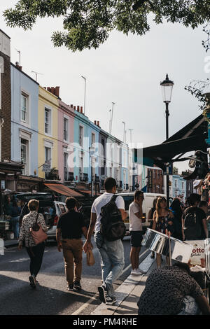 London, Regno Unito - 21 Luglio 2018: la gente a piedi passato a tinte pastello di case colorate sul mercato di Portobello Road a Notting Hill, Londra. Portobello Road è il mondo del la Foto Stock