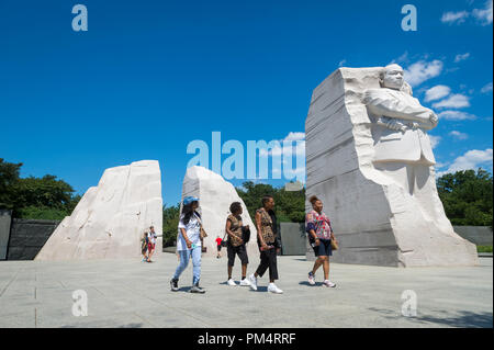 WASHINGTON DC - circa agosto, 2018: i turisti il Martin Luther King Jr Memorial, dotate di un ritratto del leader dei diritti civili scolpita in granito Foto Stock