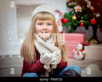 Piccolo e affascinante ragazza sul nuovo anno di sfondo Foto Stock