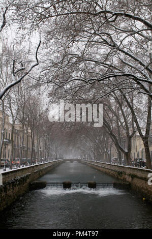 Francia - Gard (30) - Nîmes - Quai de la Fontaine sous la neige Foto Stock