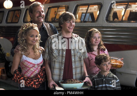 Film still / Pubblicità ancora da "R.V.' Kristin Chenoweth, Jeff Daniels, Hunter Parrish, Chloe Sonnenfeld, Alex Ferris © 2006 Sony Pictures Photo credit: Joe Lederer Riferimento File # 30737217THA per solo uso editoriale - Tutti i diritti riservati Foto Stock