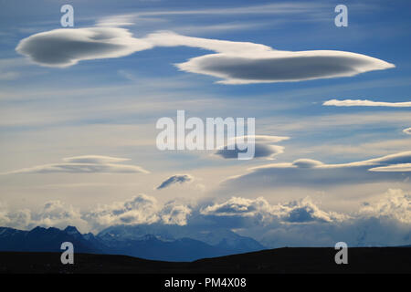 Impressionante di bianco e grigio nuvole sul autunno del cielo della sera in Patagonia, Argentina Foto Stock