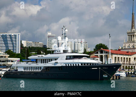 Sochi, Russia - 2 giugno. 2018. Chayka yacht è di proprietà di amministrazione presidenziale al molo sul mare Foto Stock