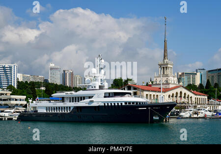 Sochi, Russia - 2 giugno. 2018. Chayka yacht è di proprietà di amministrazione presidenziale al molo sul mare Foto Stock