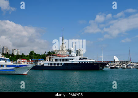 Sochi, Russia - 2 giugno. 2018. Chayka yacht è di proprietà di amministrazione presidenziale al molo sul mare Foto Stock