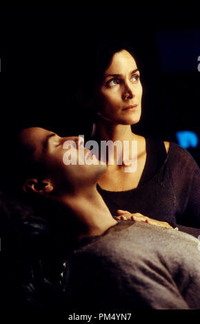 Film still / Pubblicità ancora da "Matrix Reloaded' Keanu Reeves, Carrie-Anne Moss © 2003 Warner Brothers Riferimento File # 30753304THA per solo uso editoriale - Tutti i diritti riservati Foto Stock