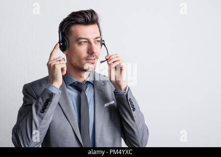 Ritratto di un giovane uomo con cuffie in studio. Copia dello spazio. Foto Stock