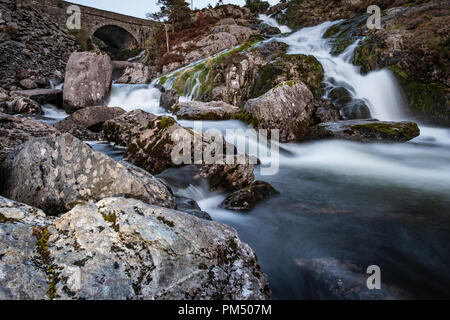 Rhaeadr Ogwen sapere come Ogwen cade, si trova nella valle di Ogwen, Snowdonia, Parco Nazionale, Wales, Regno Unito Foto Stock