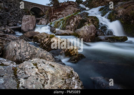 Rhaeadr Ogwen sapere come Ogwen cade, si trova nella valle di Ogwen, Snowdonia, Parco Nazionale, Wales, Regno Unito Foto Stock