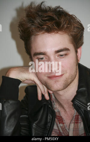 Robert Pattinson, 6 novembre 2009. La riproduzione da parte di American tabloid è assolutamente vietato. Riferimento al file # 30129 068CCR per solo uso editoriale - Tutti i diritti riservati Foto Stock