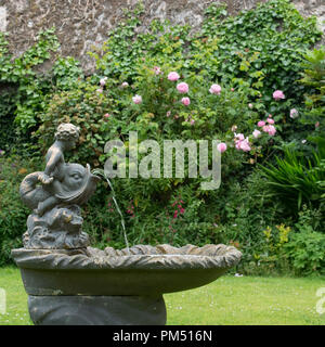 Paese giardino fontana Foto Stock