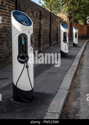 LONDRA, Regno Unito - 25 AGOSTO 2018: Fila di vani di ricarica per l'EV Car Club di Greenwich Foto Stock