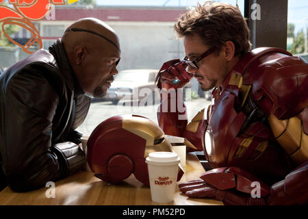 Da sinistra a destra: Samuel L. Jackson gioca Nick Fury, direttore di S.H.E.I.L.D., e Robert Downey Jr. gioca Tony Stark, aka Iron Man, in "Iron Man 2". Foto Stock