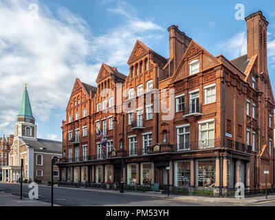 LONDRA, Regno Unito - 25 AGOSTO 2018: Thomas Goode Shop e Grosvenor Chapel in South Audley Street a Mayfair Foto Stock