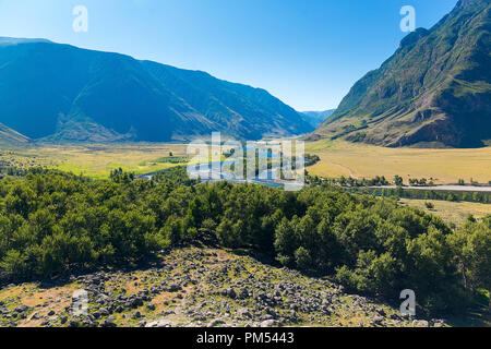 Panorama del Fiume Chulyshman valley dalla montagna, Ulagansky district, Altai Repubblica, Russia Foto Stock