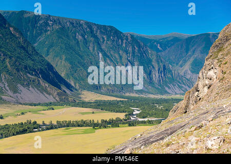 Vista del fiume Chulyshman Valley, Ulagansky District, Altai Repubblica, Russia Foto Stock