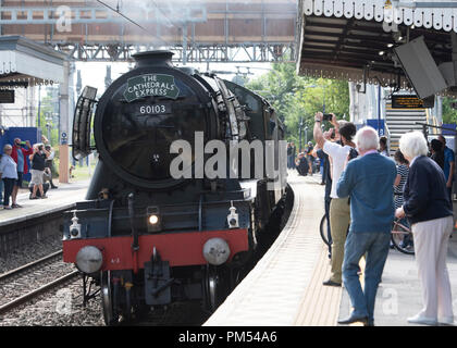 Flying Scotsman express treno a vapore tirando carrozze d'epoca in un tour di vapore. Passando a est se Taplow, Buckinghamshire, Inghilterra 05.06.18 Foto Stock