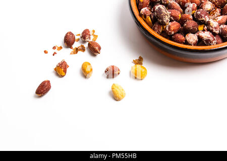 Arrosto e arachidi salate su bianco vista superiore Foto Stock