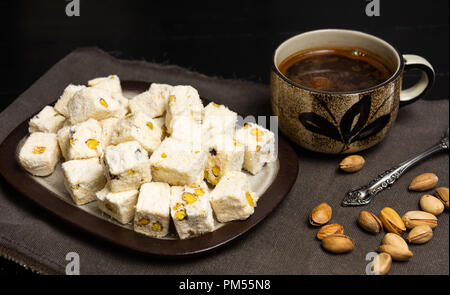 Turkish Delight dessert a base di pistacchio su una piastra Foto Stock
