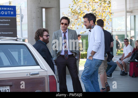 (L-r) Zach Galifianakis, Robert Downey Jr. e regista/produttore Todd Phillips durante le riprese di Warner Bros Foto e immagini leggendarie' commedia "DATA DI SCADENZA", una Warner Bros Foto di rilascio. Foto Stock