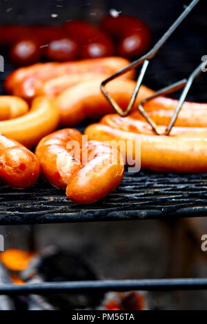 Barbecue. Close up di salsicce alla griglia sulla rastrelliera metallica Foto Stock