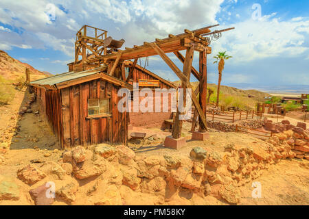 Calico Ghost Town con abbandonate miniere d'oro e d'argento. Il calicò è una città fantasma e ex città mineraria di Calico montagne del Deserto Mojave, regione a sud della California, Stati Uniti. Foto Stock