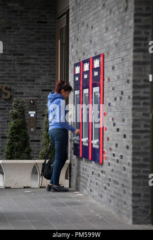 Natwest Bank atm, bancomat cashtill, il foro nella parete Londra Foto Stock