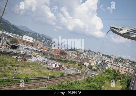 Scene giorni dopo il crollo del ponte Morandi, il ponte dell'autostrada A10 che collega Genova alla sua città occidentale e poi a Savona e Ventimiglia, crollato vicino alla città italiana; il crollo ha visto i veicoli che rientrano alcuni 100m (328ft). Dotato di: atmosfera dove: Genova, Liguria, Italia Quando: 17 Ago 2018 Credit: IPA/WENN.com * * disponibile solo per la pubblicazione in UK, USA, Germania, Austria, Svizzera** Foto Stock