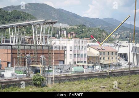 Scene giorni dopo il crollo del ponte Morandi, il ponte dell'autostrada A10 che collega Genova alla sua città occidentale e poi a Savona e Ventimiglia, crollato vicino alla città italiana; il crollo ha visto i veicoli che rientrano alcuni 100m (328ft). Dotato di: atmosfera dove: Genova, Liguria, Italia Quando: 17 Ago 2018 Credit: IPA/WENN.com * * disponibile solo per la pubblicazione in UK, USA, Germania, Austria, Svizzera** Foto Stock