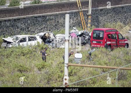 Scene giorni dopo il crollo del ponte Morandi, il ponte dell'autostrada A10 che collega Genova alla sua città occidentale e poi a Savona e Ventimiglia, crollato vicino alla città italiana; il crollo ha visto i veicoli che rientrano alcuni 100m (328ft). Dotato di: atmosfera dove: Genova, Liguria, Italia Quando: 17 Ago 2018 Credit: IPA/WENN.com * * disponibile solo per la pubblicazione in UK, USA, Germania, Austria, Svizzera** Foto Stock