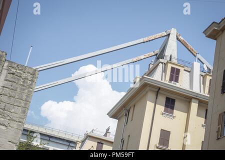 Scene giorni dopo il crollo del ponte Morandi, il ponte dell'autostrada A10 che collega Genova alla sua città occidentale e poi a Savona e Ventimiglia, crollato vicino alla città italiana; il crollo ha visto i veicoli che rientrano alcuni 100m (328ft). Dotato di: atmosfera dove: Genova, Liguria, Italia Quando: 17 Ago 2018 Credit: IPA/WENN.com * * disponibile solo per la pubblicazione in UK, USA, Germania, Austria, Svizzera** Foto Stock