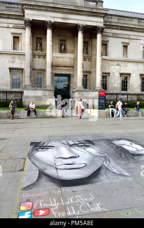 National Gallery, Trafalgar Square, Londra, Inghilterra, Regno Unito. L'artista di strada in verticale sul marciapiede Foto Stock