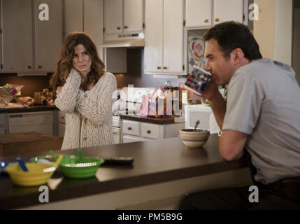 Film still da "premonizione' Sandra Bullock, Julian McMahon © 2007 TriStar Pictures Photo credit: Ron Batzdorff Riferimento File # 30738519THA per solo uso editoriale - Tutti i diritti riservati Foto Stock