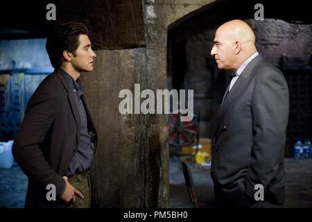 Film still da 'Rendition' Jake Gyllenhaal, Yigal Naor © 2007 New Line Cinema Photo credit: Sam Emerson Riferimento File # 30738649THA per solo uso editoriale - Tutti i diritti riservati Foto Stock