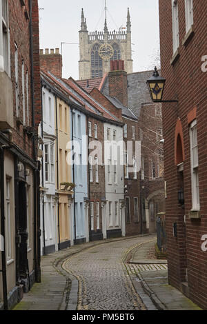 Prince Street, Kingston upon Hull, Humberside, East Riding of Yorkshire & Chiesa della Santa Trinità (Minster) clocktower, UK. Foto Stock
