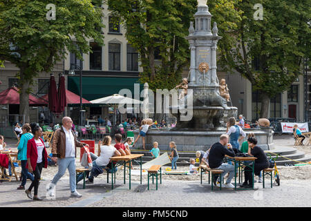 Bambini che giocano con la sabbia e acqua a sandbox improvvisata all interno della città Fontana di Deventer, Paesi Bassi Foto Stock