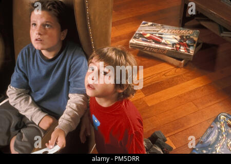 Film still / Pubblicità ancora da 'Zathura" Josh Hutcherson, Jonah Bobo © 2005 Columbia Photo credit: Merrick Morton Riferimento File # 30736550THA per solo uso editoriale - Tutti i diritti riservati Foto Stock