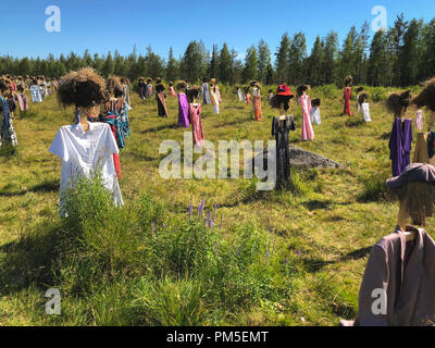 SUOMUSSALMI, Finlandia - 10 luglio 2018: popolo silenzioso è opera dell artista Reijo Kela ha. Questo lavoro comprende circa mille spaventapasseri. Popolo silenzioso mov Foto Stock