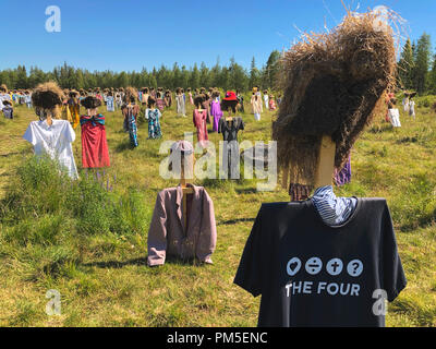 SUOMUSSALMI, Finlandia - 10 luglio 2018: popolo silenzioso è opera dell artista Reijo Kela ha. Questo lavoro comprende circa mille spaventapasseri. Popolo silenzioso mov Foto Stock