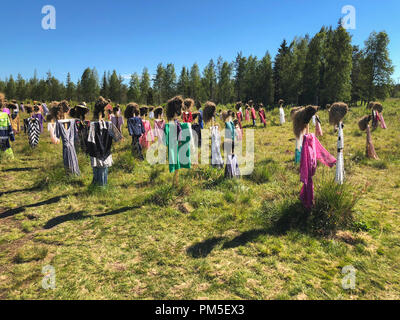 SUOMUSSALMI, Finlandia - 10 luglio 2018: popolo silenzioso è opera dell artista Reijo Kela ha. Questo lavoro comprende circa mille spaventapasseri. Popolo silenzioso mov Foto Stock