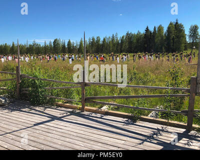 SUOMUSSALMI, Finlandia - 10 luglio 2018: popolo silenzioso è opera dell artista Reijo Kela ha. Questo lavoro comprende circa mille spaventapasseri. Popolo silenzioso mov Foto Stock