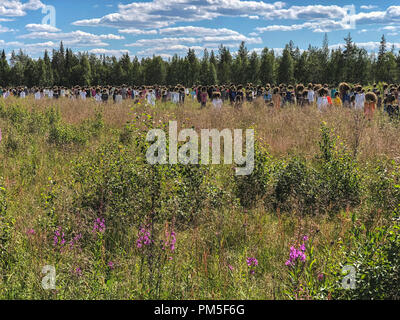 SUOMUSSALMI, Finlandia - 10 luglio 2018: popolo silenzioso è opera dell artista Reijo Kela ha. Questo lavoro comprende circa mille spaventapasseri. Popolo silenzioso mov Foto Stock