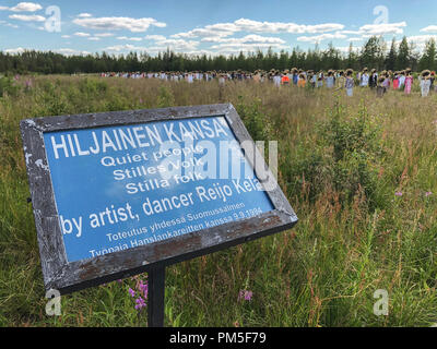 SUOMUSSALMI, Finlandia - 10 luglio 2018: popolo silenzioso è opera dell artista Reijo Kela ha. Questo lavoro comprende circa mille spaventapasseri. Popolo silenzioso mov Foto Stock