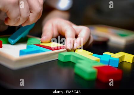 Puzzle colorato sulla tavola nera rende grande sfondo. Foto Stock